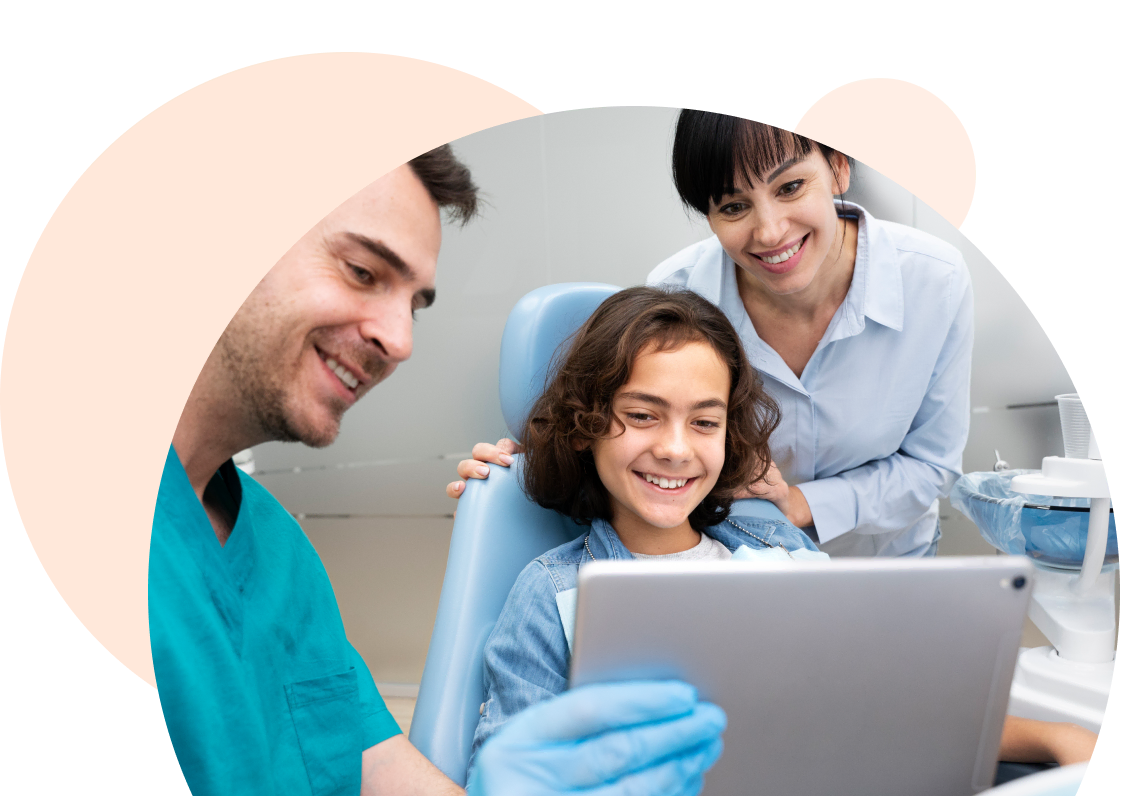 Jeune patient avec deux dentiste spécialiste